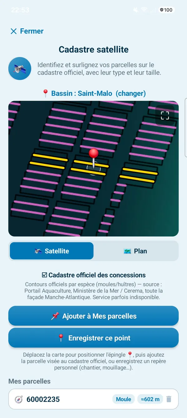 Outil Cadastre satellite : vue aérienne des concessions, les files visées surlignées en jaune sous l'épingle rouge, boutons « Ajouter à Mes parcelles » et « Enregistrer ce point », et une parcelle enregistrée de type Moule d'environ 602 mètres.